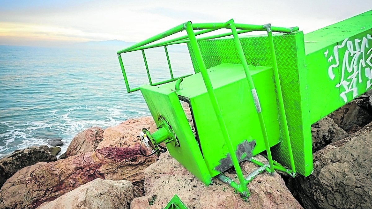 El viento arrancó el faro y lo tumbó.
