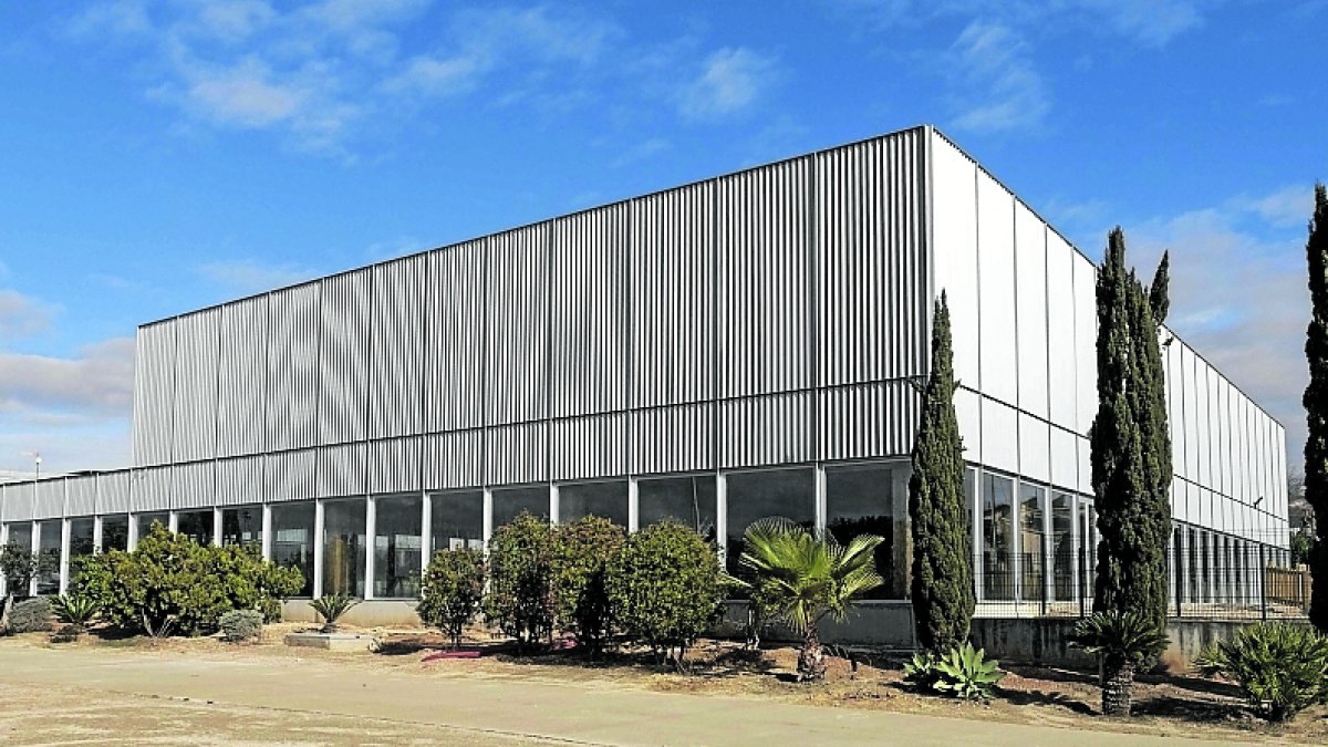 El exterior de la piscina cubierta.