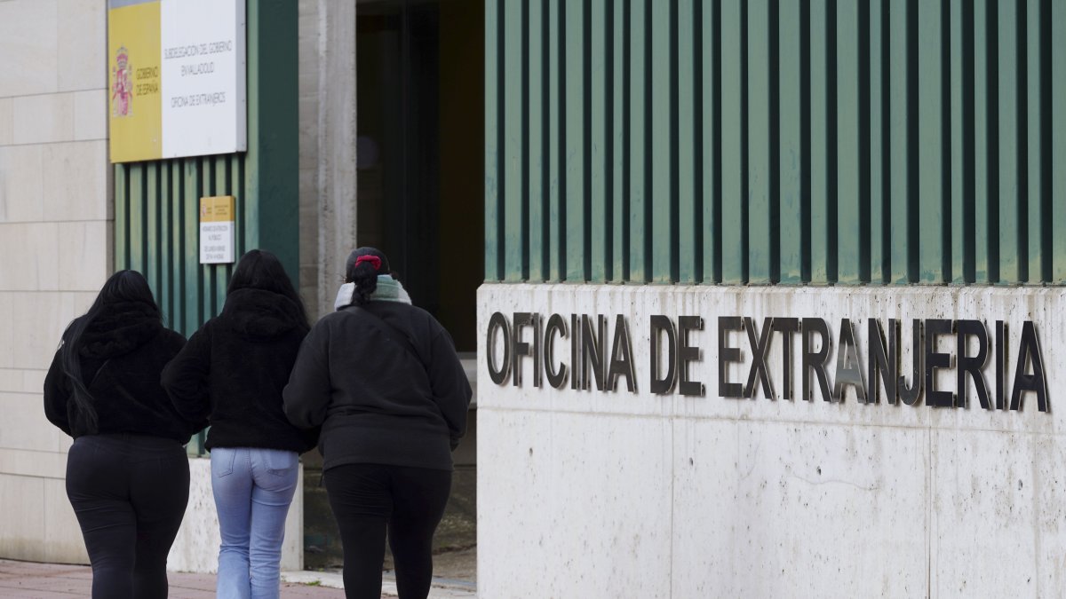 Los expedientes de arraigo se están resolviendo con retrasos de hasta medio año tras el cambio del reglamento.