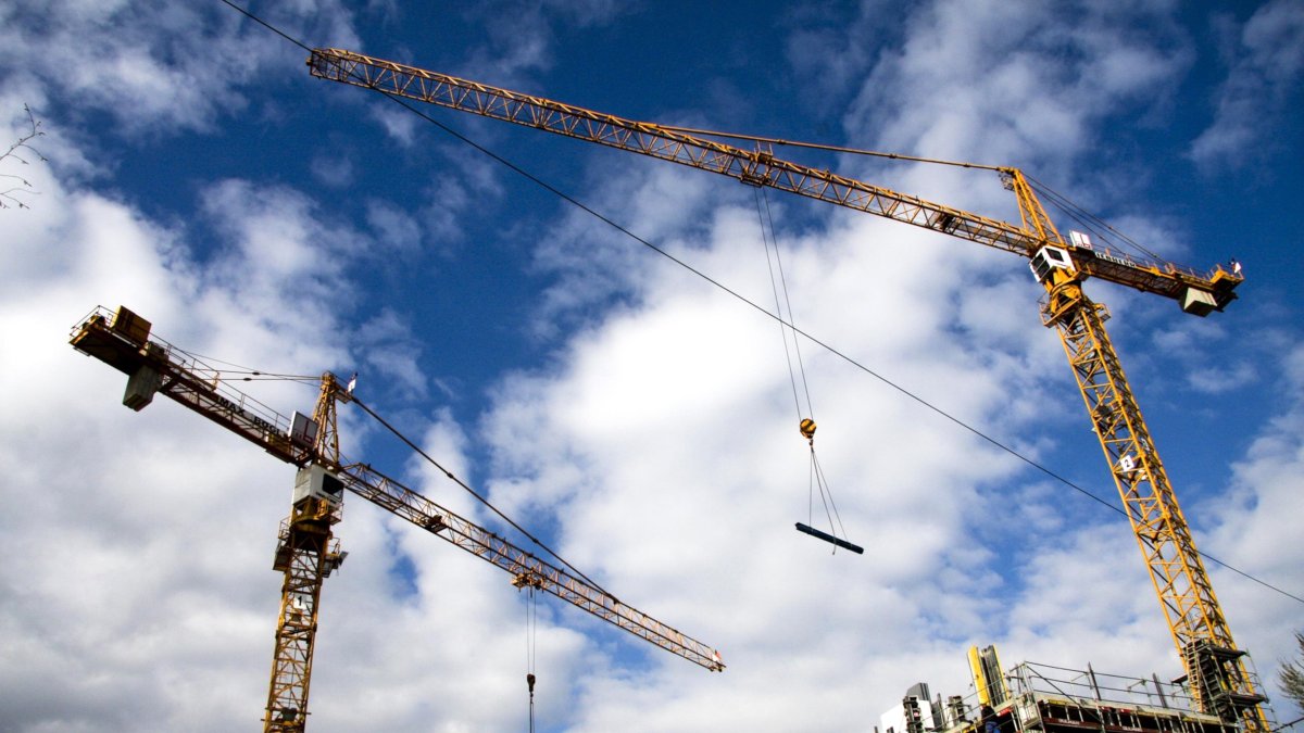 Grúas en la construcción de un edificio de Tarragona.