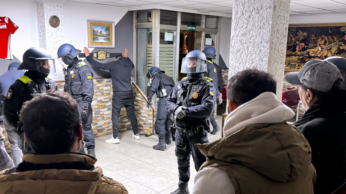 Operativo de la Guardia Urbana en un establecimiento de Campclar