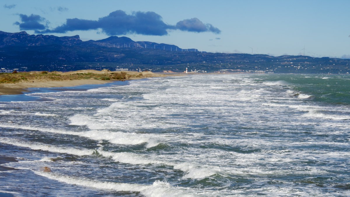 Platja al terme de Deltebre, amb el far del Fangar al fons.