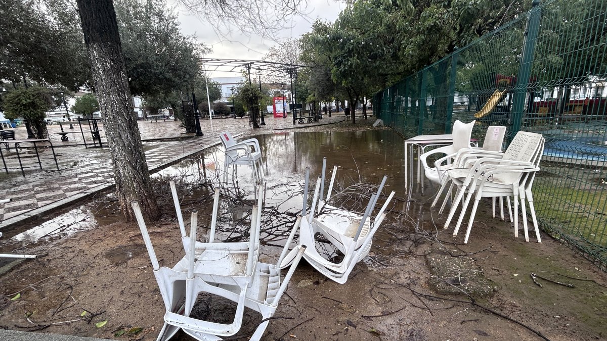 Sillas caídas por el viento.