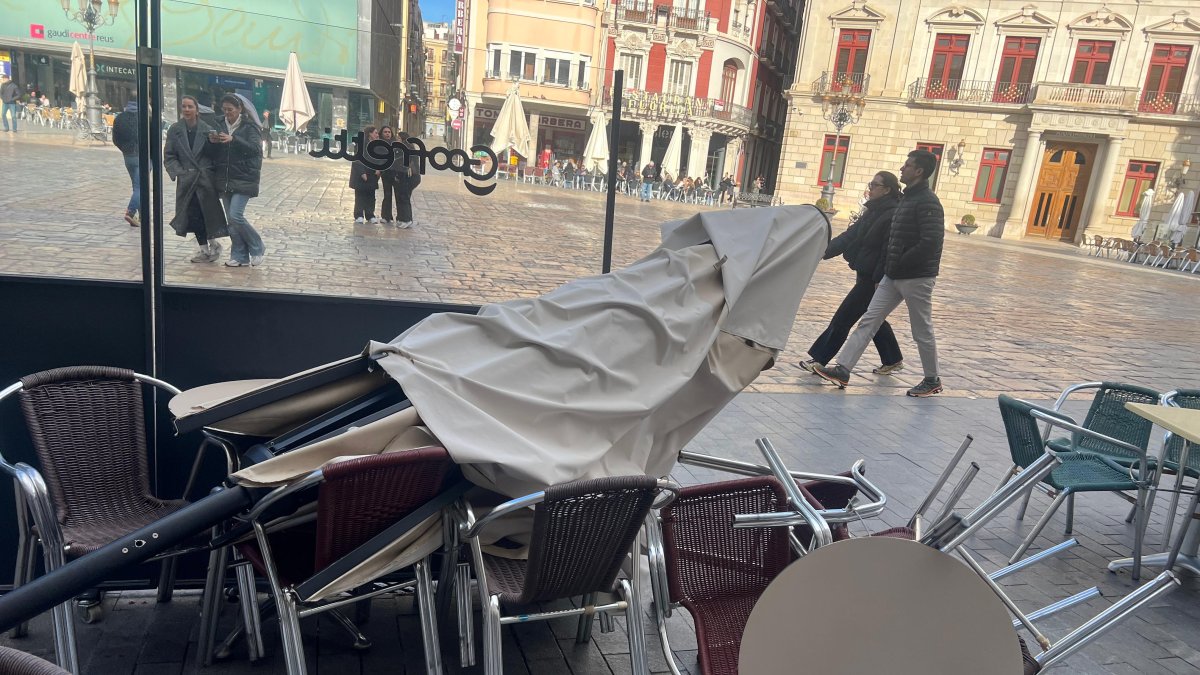 Los efectos del viento en una terraza de la plaza Mercadal de Reus.