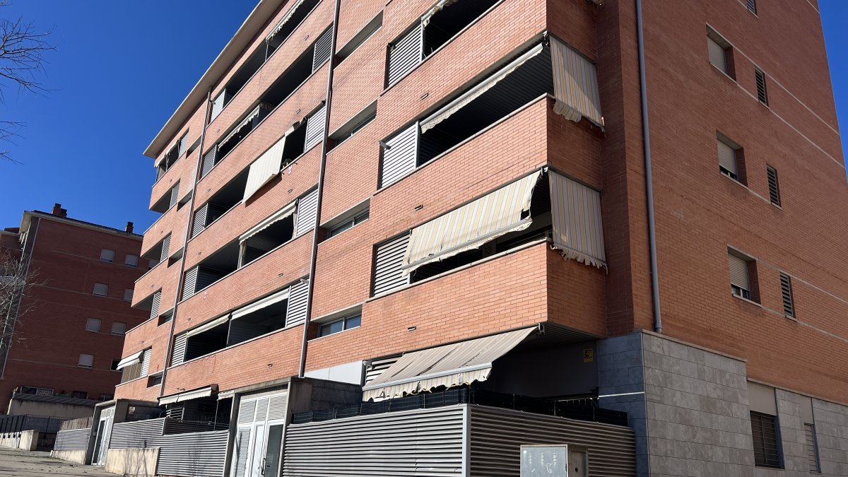 El suceso ocurrió en la madrugada de este sábado en un piso del barrio de los Merinals; la investigación continúa bajo secreto.