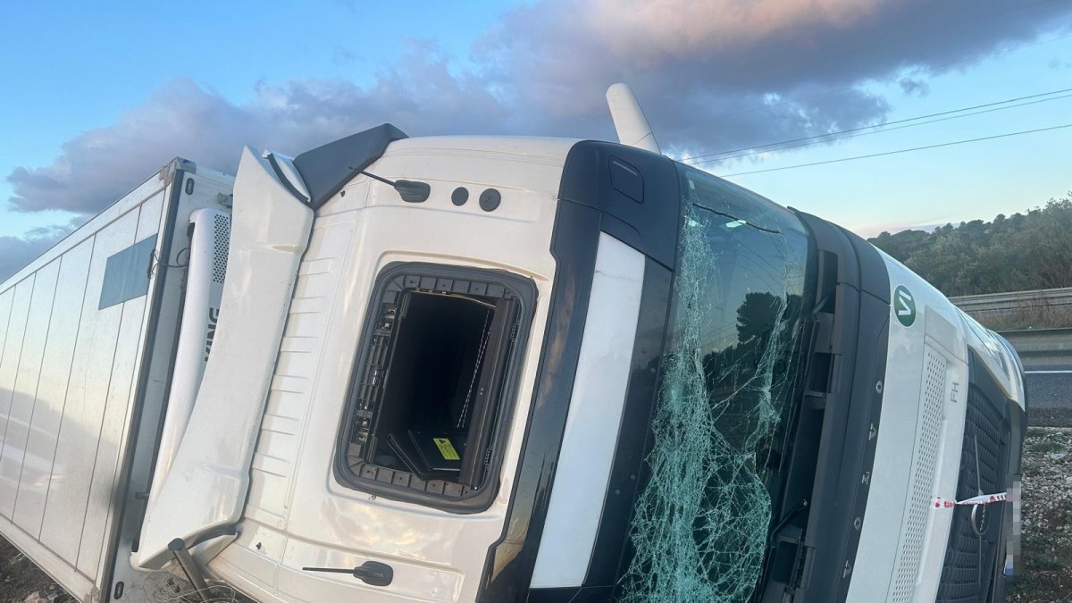 Imagen de archivo de un camión accidentado el viernes día 30 de enero de 2026 a su paso por L'Aldea.