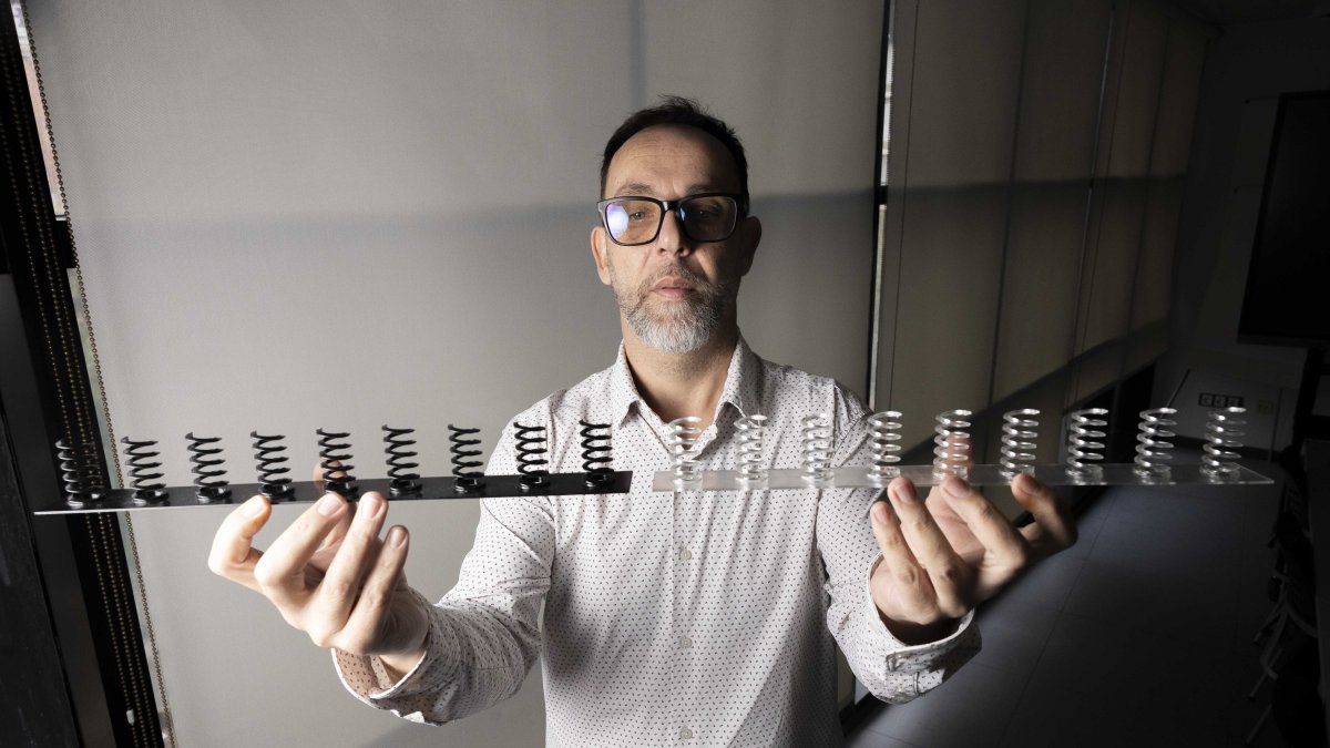 El creador de este innovador sistema, Fran Galán, en la sede del Diari