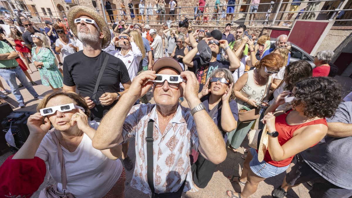 Personas 
con gafas especiales en Prades, cuando faltaba un año para el eclipse.