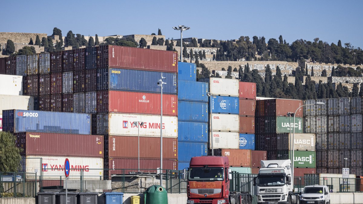 Mercancias en contenedores y camiones en el Port de Tarragona