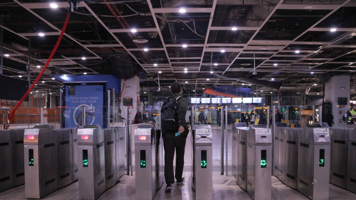 Un usuario de la red de Rodalies validando el billete en Sants