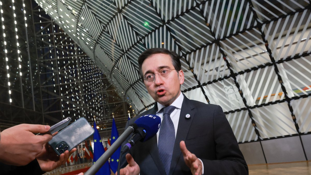 El ministro de Asuntos Exteriores José Manuel Albares, comparece ante la prensa al inicio de un Consejo de Asuntos Exteriores en Bruselas