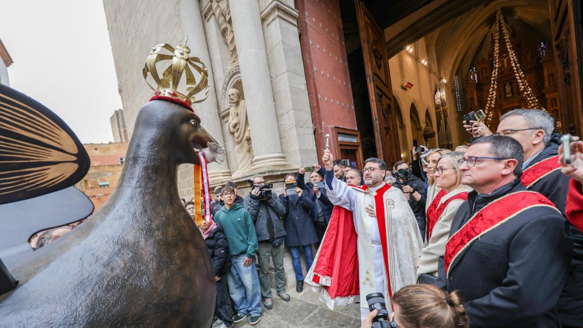 La nova Àliga de Valls beneïda a les portes de l'església de Sant Joan