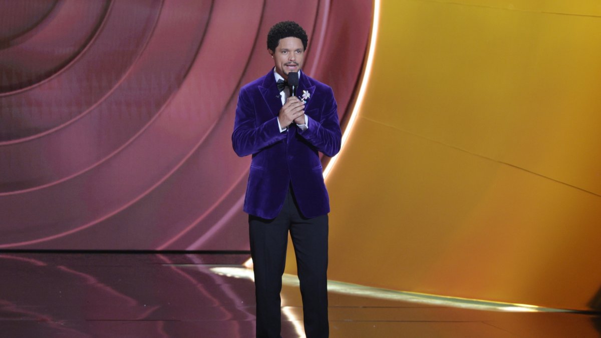 Trevor Noah en el escenario durante la 68.ª edición de la ceremonia de los Premios Grammy (Los Ángeles, California, EE. UU)