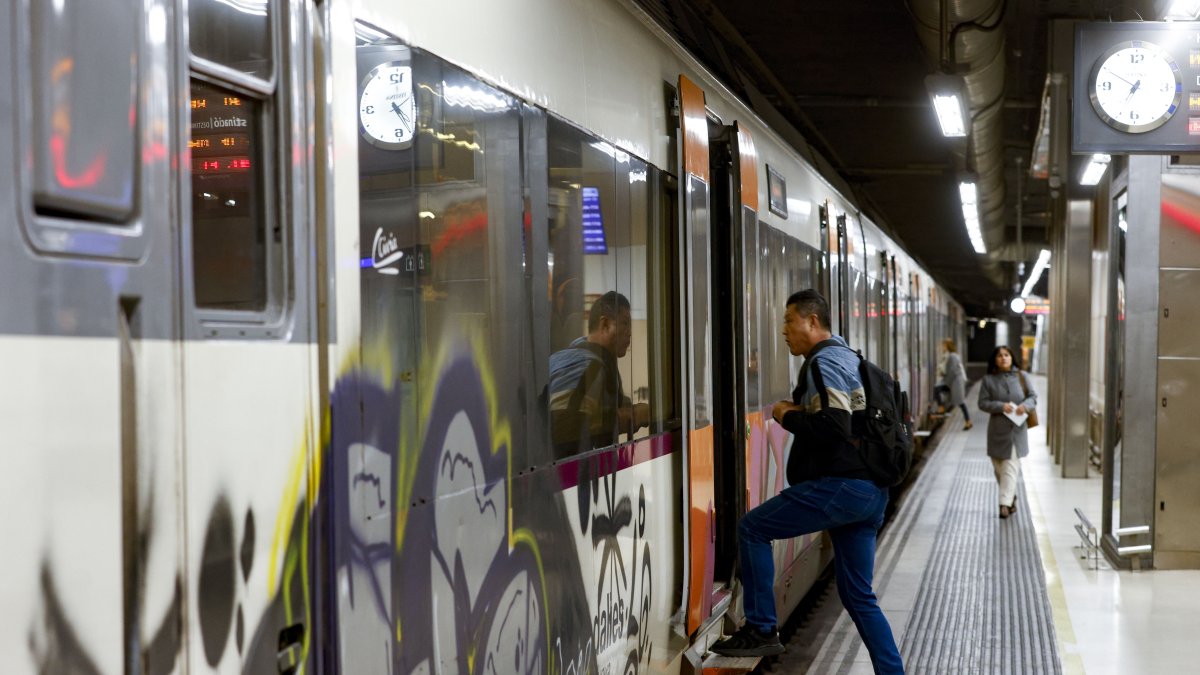 Aspecto de la Estación de Sants de Barcelona este lunes cuando el servicio de trenes (Rodalies) no recupera la normalidad previa a la crisis de movilidad