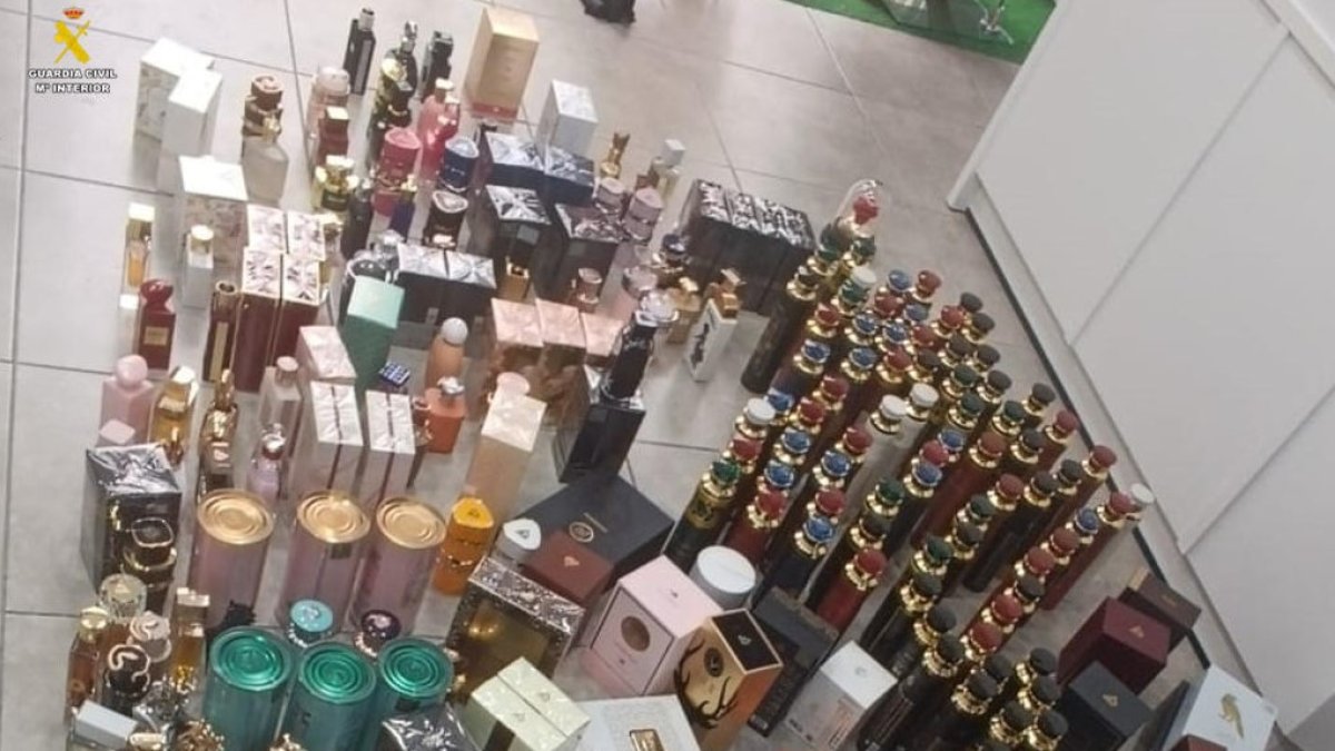 Algunas de las botellas intervenidas.