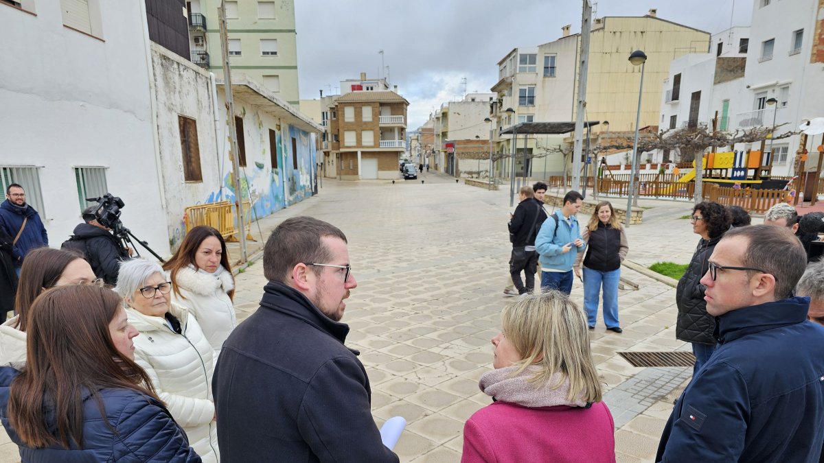 Visita a la zona on s'ha d'executar el projecte per representats de la Diputació i l'Ajuntament d'Alcanar.
