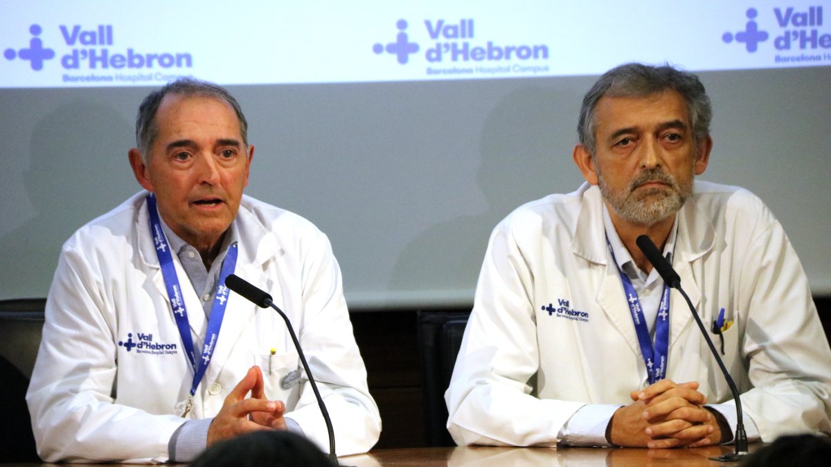 El director gerente del Hospital Vall d'Hebron, Albert Salazar, y el director clínico del Servei de Diagnòstic per la Imatge, Manel Escobar.