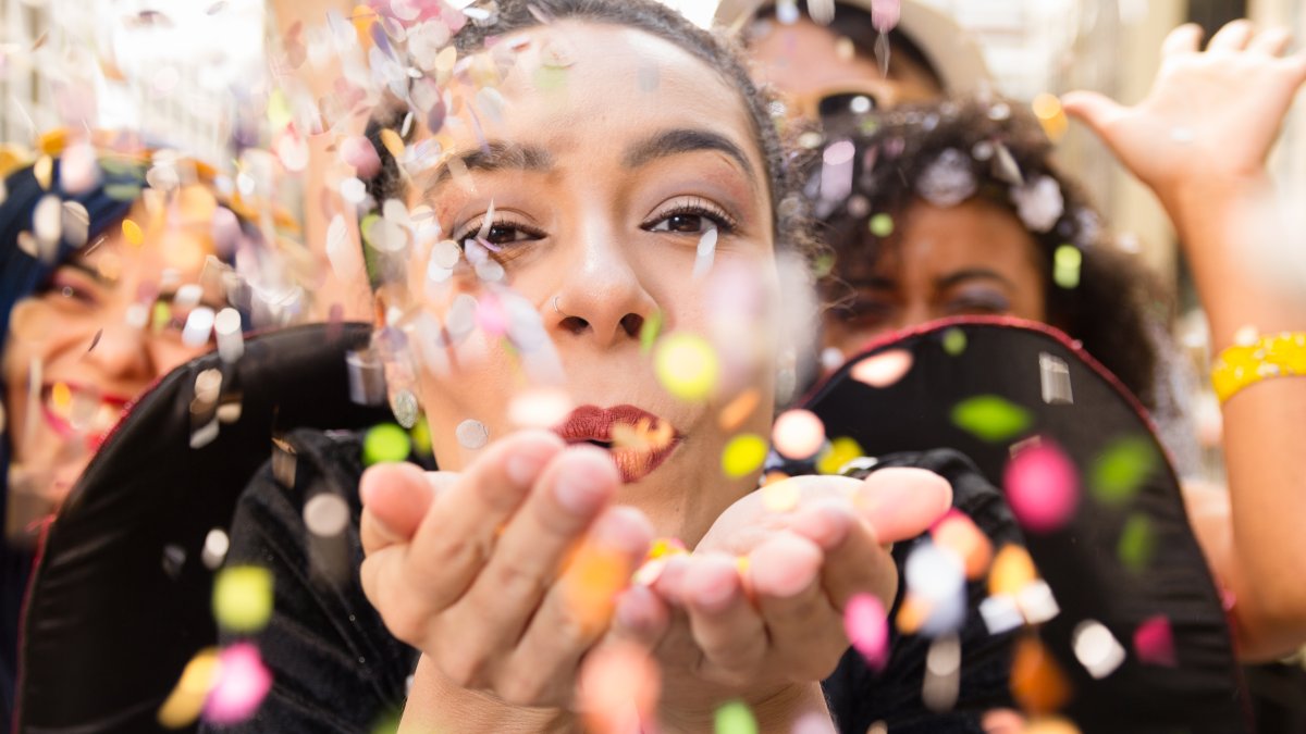 El confeti se convierte en protagonista del Carnaval.
