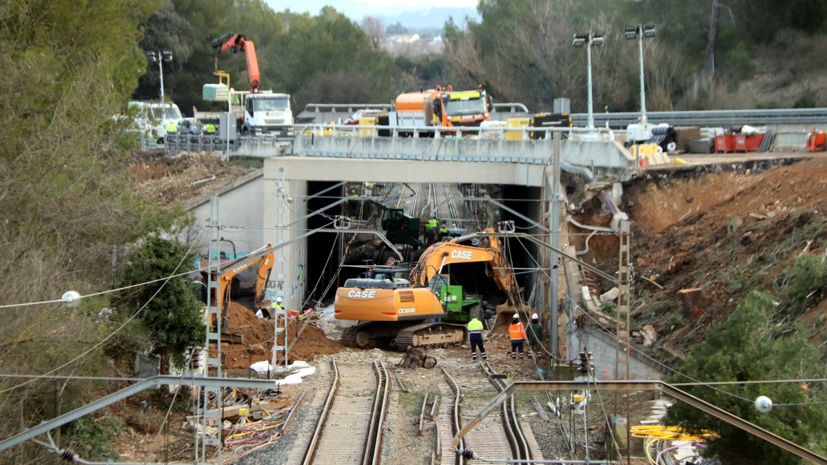 Maquinaria trabajando en el punto donde se accidentó un tren en Gelida.