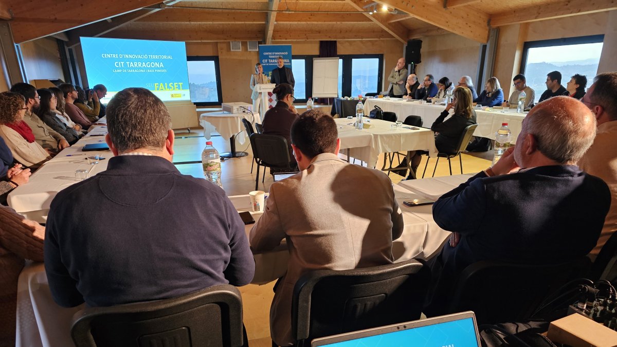 La jornada ha aplegat a una quarantena de representants del món rural del Camp de Tarragona i el Baix Penedès al Castell de Falset.