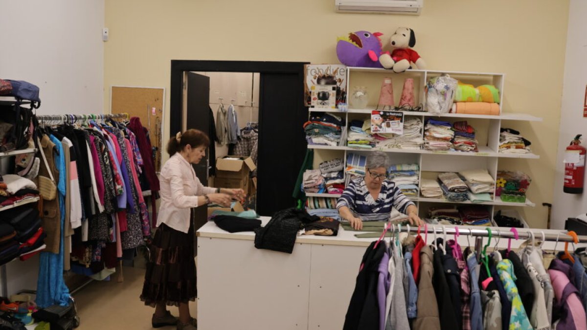 Cáritas de El Vendrell fomenta la reutilización de la ropa