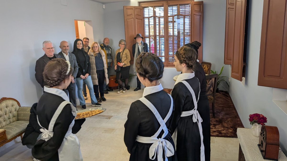 Una visita teatralizada al Xalet Fort sirvió para dar a conocer la nueva ruta cultural de Salou.