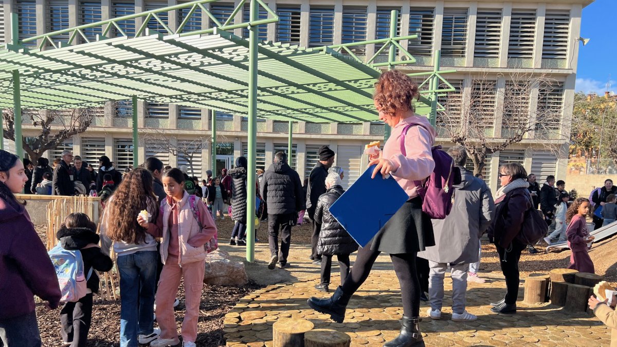 Una alumna fa equilibri en un dels elements naturals incorporats al pati.