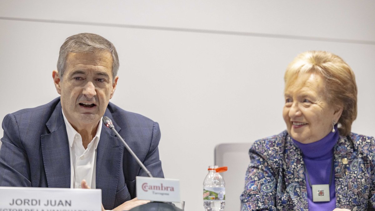 Jordi Juan, director de La Vanguardia, junto a Laura Roigé, presidenta de la Cambra de Tarragona