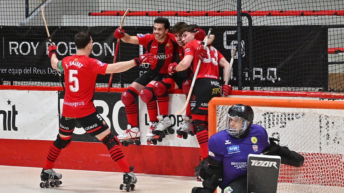 Los jugadores del Reus festejando un gol.