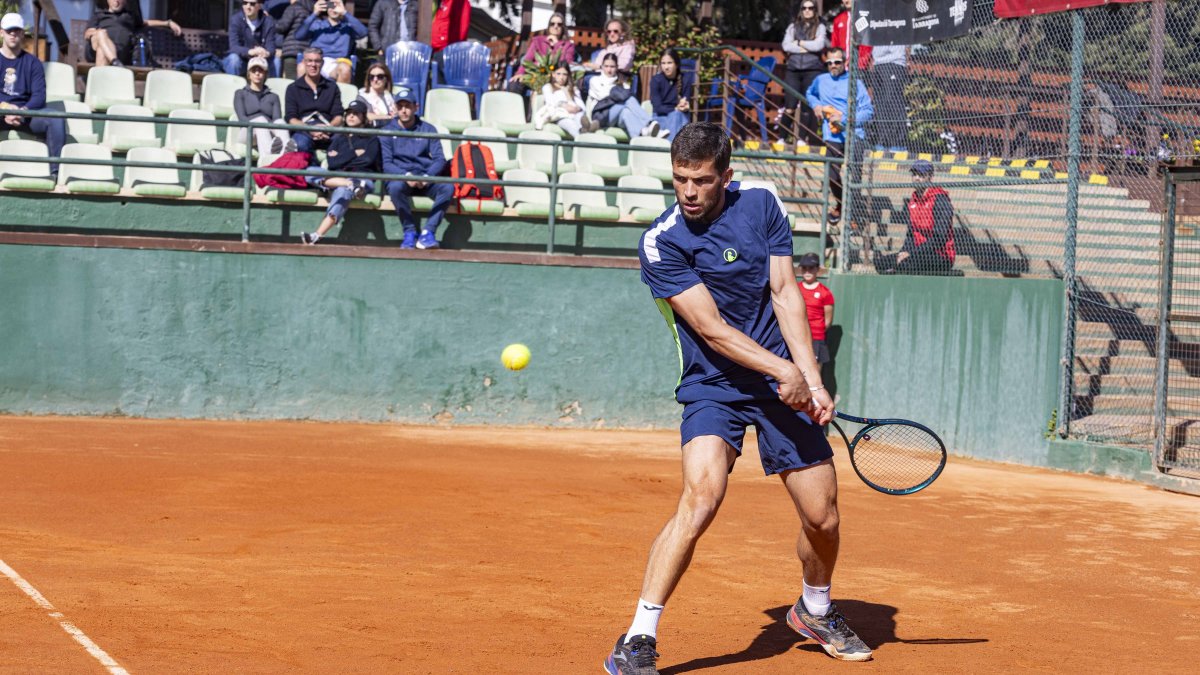 Niko Sánchez, ejecutando un revés durante la final.