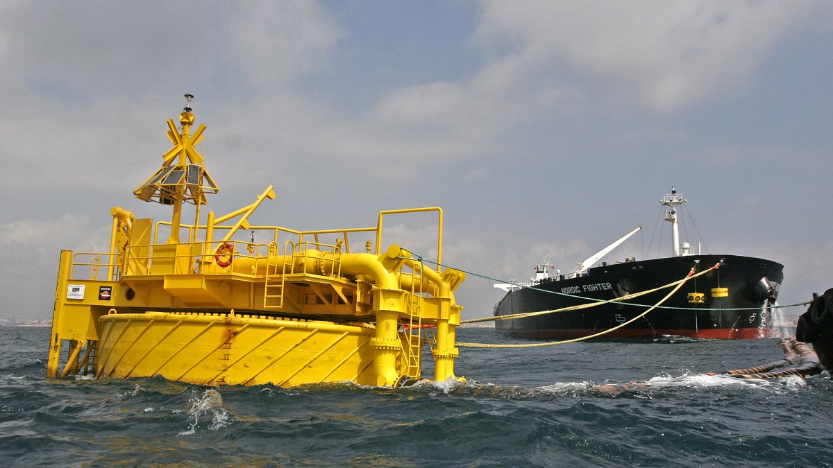 Un petrolero ejecuta una maniobra de aproximación y atraque a la monoboya de Repsol situada a dos millas náuticas de la costa de Tarragona, en una imagen de archivo.