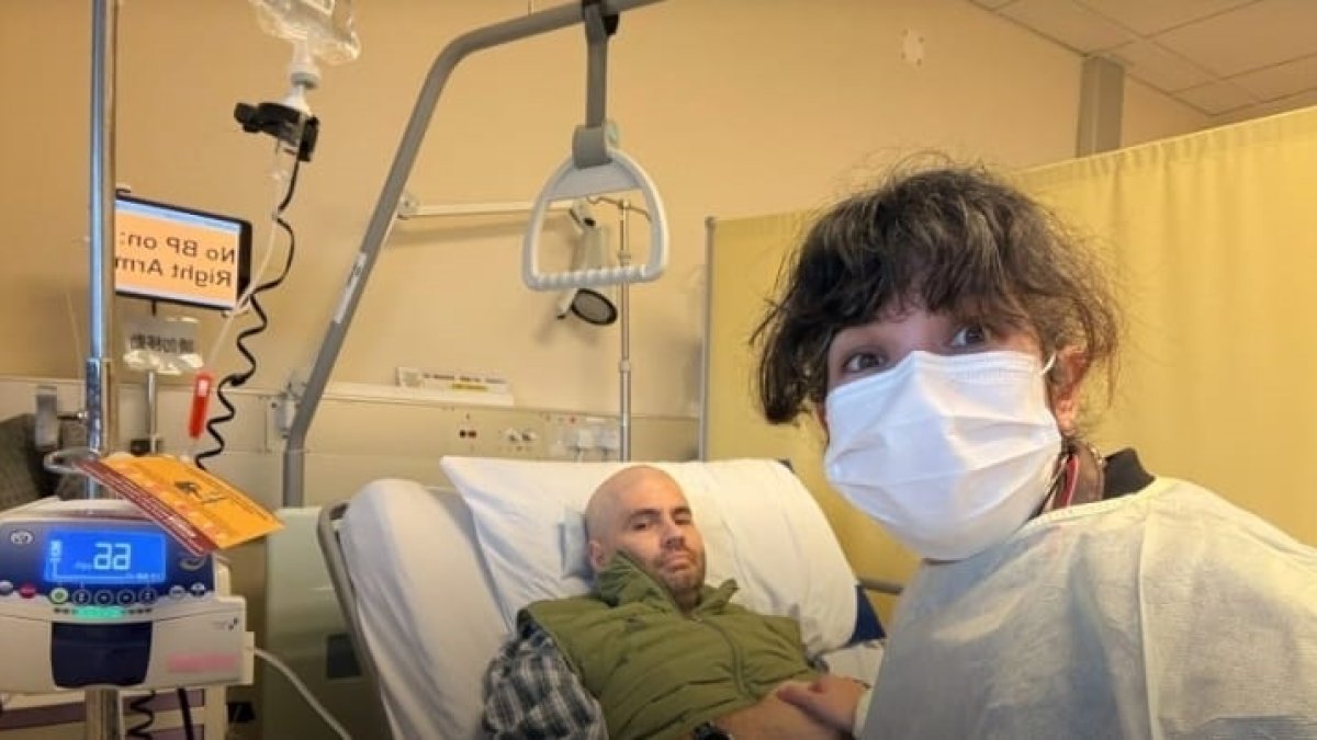 David Català, en el hospital Queen Mary de Hong Kong junto a su pareja.