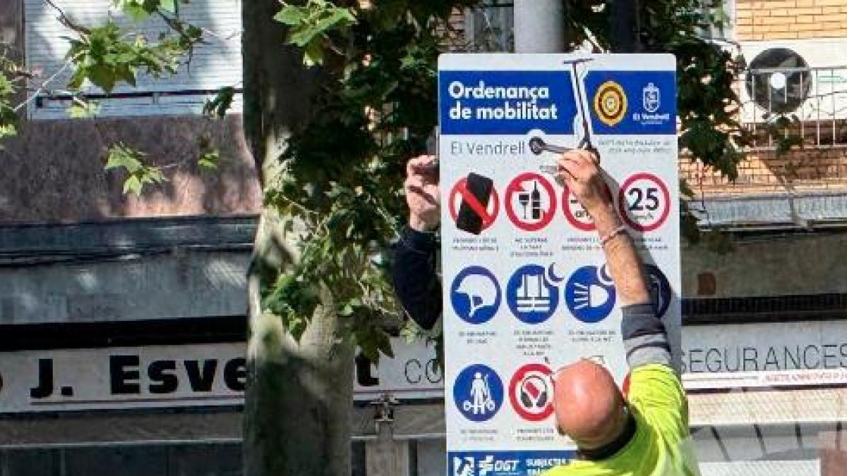 Señales en El Vendrell sobre el uso de patinetes