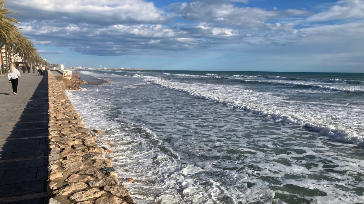 El mar llega al muro del paseo marítimo en la zona de L'Estany de Calafell