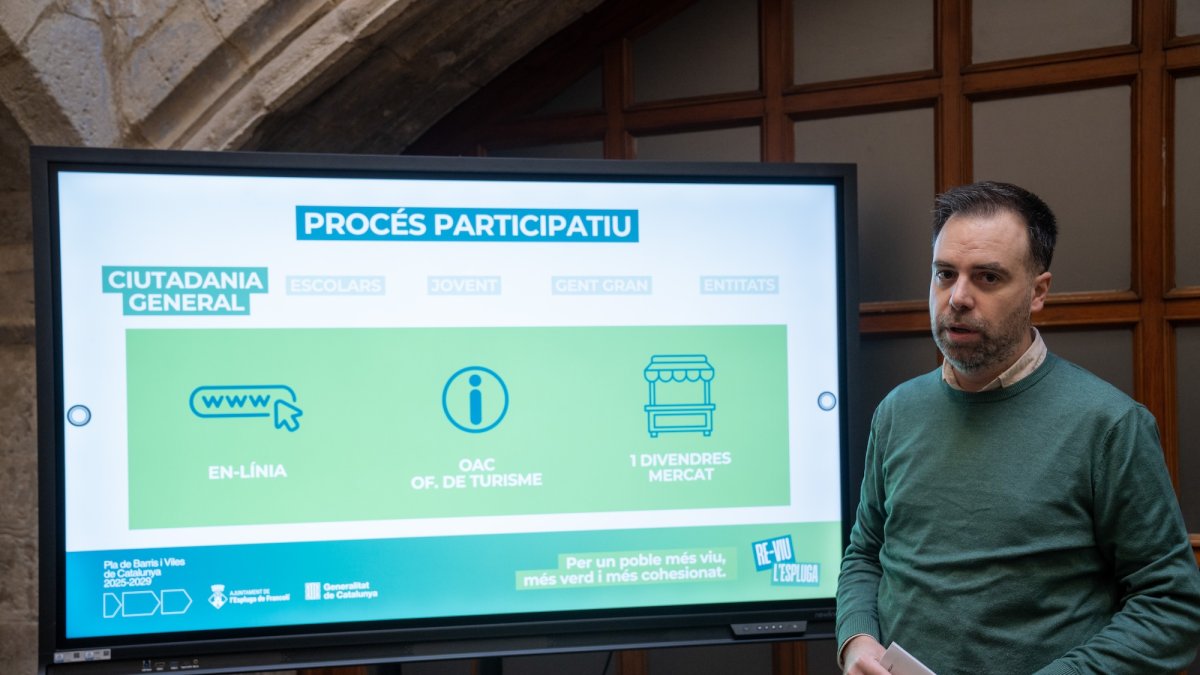 L'alcalde de l'Espluga de Francolí, Josep Maria Vidal, explicant el procés participatiu per redactar el nou projecte pel Pla de Barris.