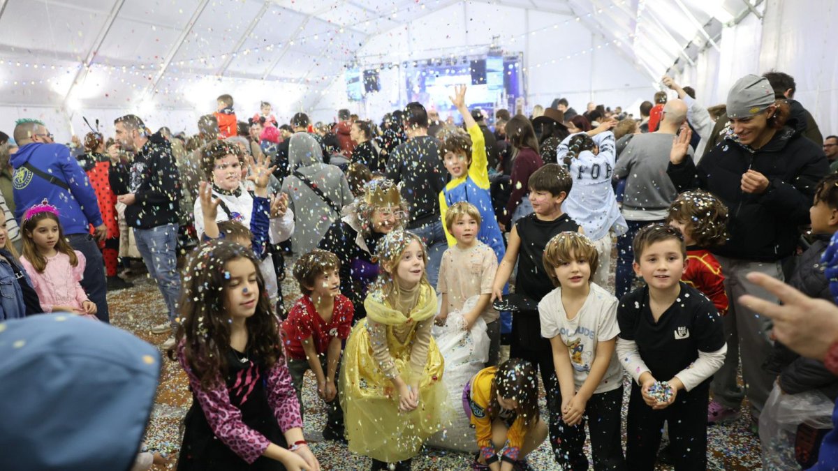 Un grupo de niños, durante la celebración del Cós Blanc Xic's, en el Envelat de Festa Major de Salou.