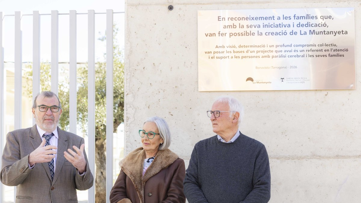 Joan Maria Adserà, director general de la Xarxa Santa Tecla, Rosa Maria Rizo, presidenta de la Associació Provincial de la Paràlisi Cerebral, y Francesc Tarragó, presidente de la Fundació La Muntanyeta.