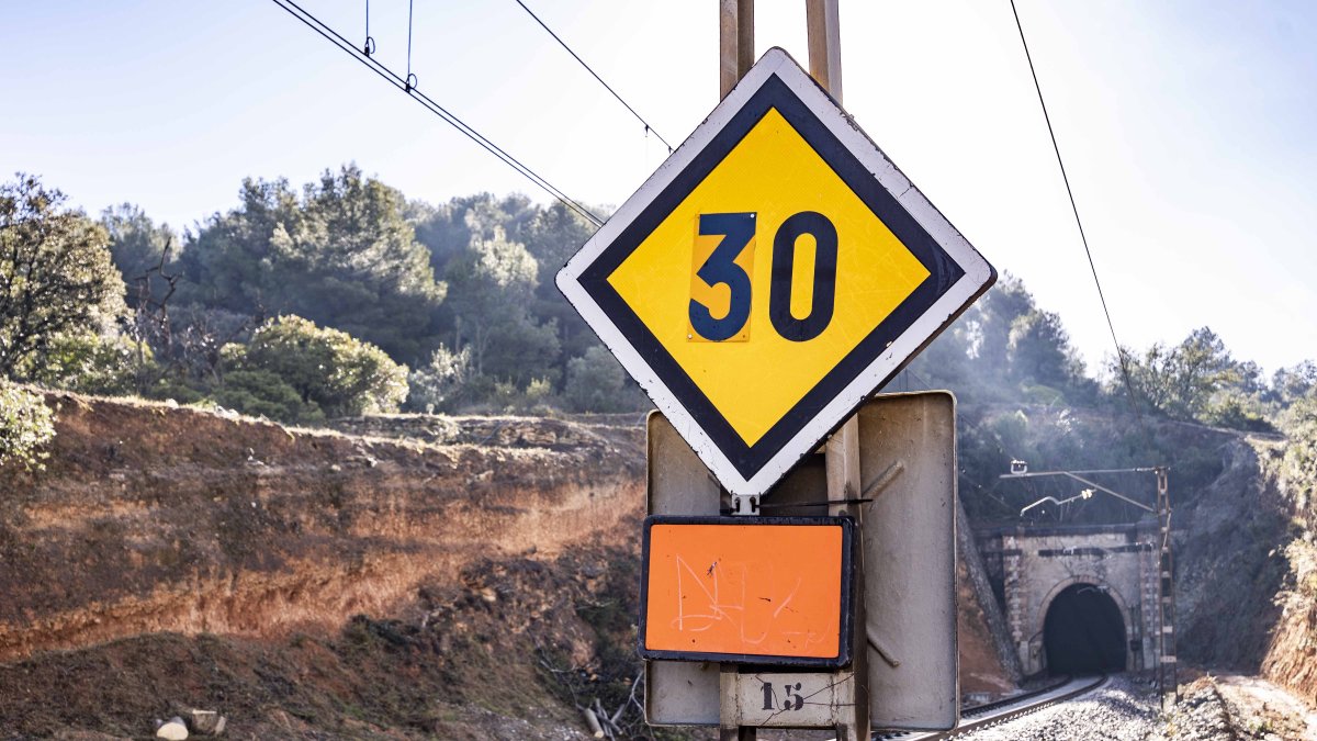 Los trenes no pueden cumplir con sus horarios por las limitaciones temporales de velocidad