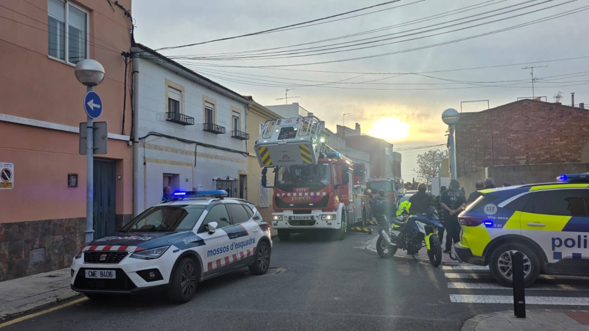 Mossos d'Esquadra, Bombers y Policia Local en la explosión de una vivienda en Vila-seca