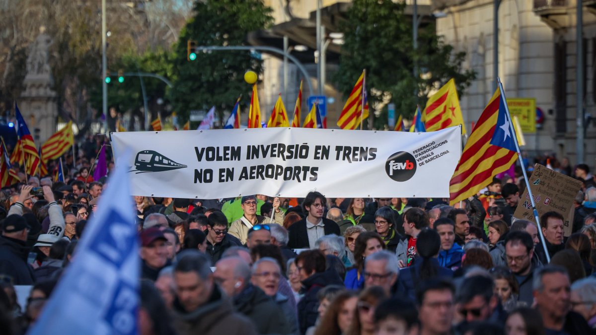 Miles de personas tomaron parte de la doble manifestación de ayer en Barcelona por el caos del servicio de Rodalies.