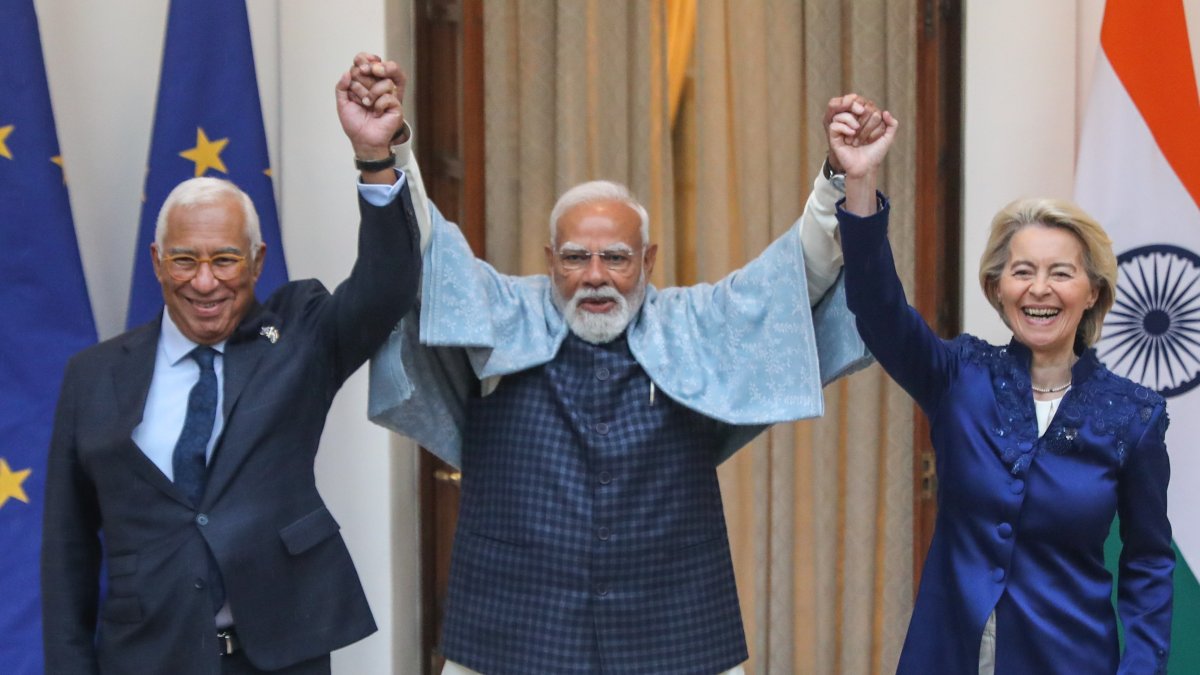 La presidenta de la Comisión Europea, Ursula von der Leyen, y el presidente del Consejo Europeo, Antonio Luis Santos da Costa, posan con el primer ministro indio (centro), Narendra Modi.