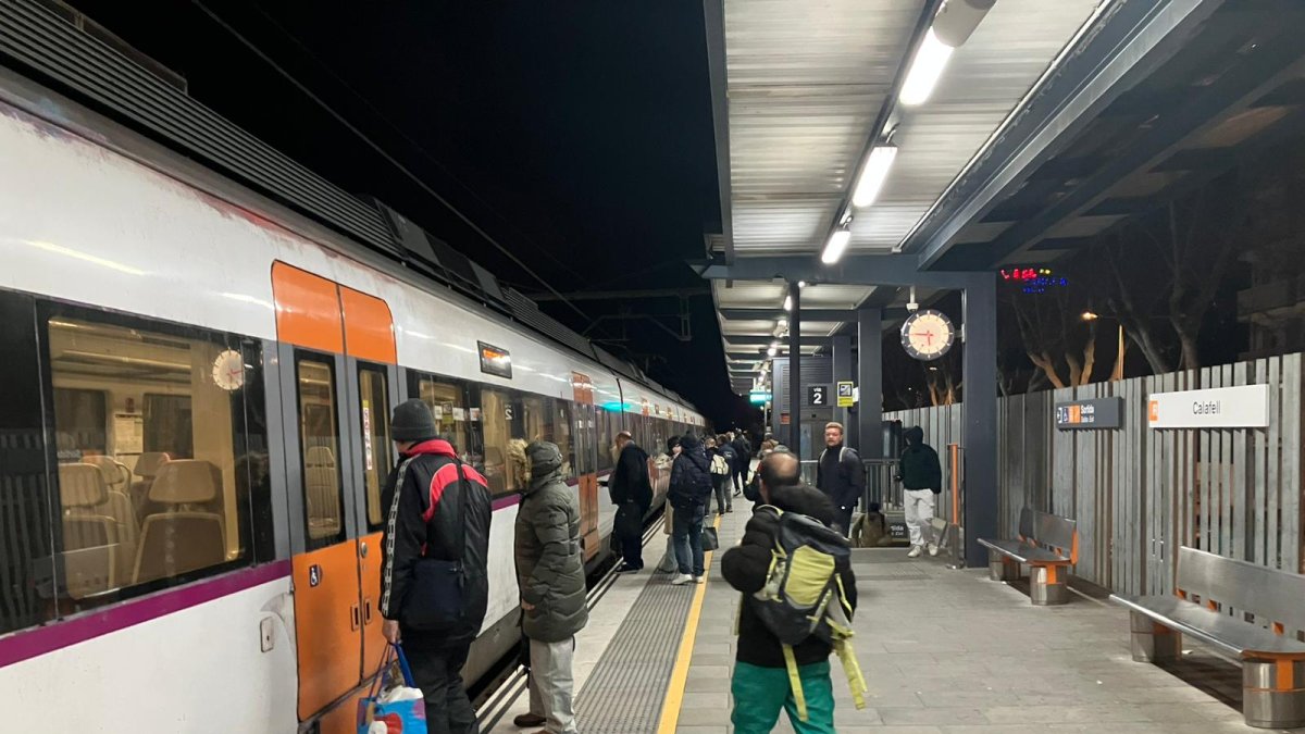 La estación de Calafell en el primer tren del día.