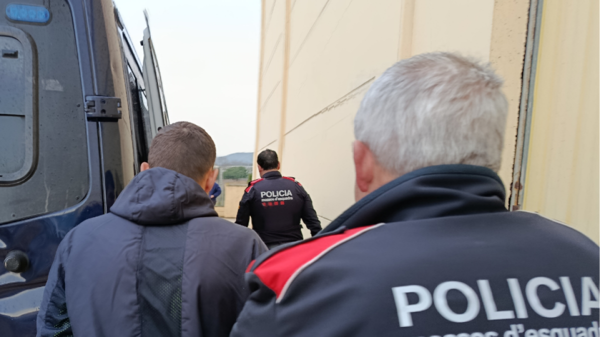 Los agentes de los Mossos d'Esquadra detienen al presunto autor de un delito de salud pública