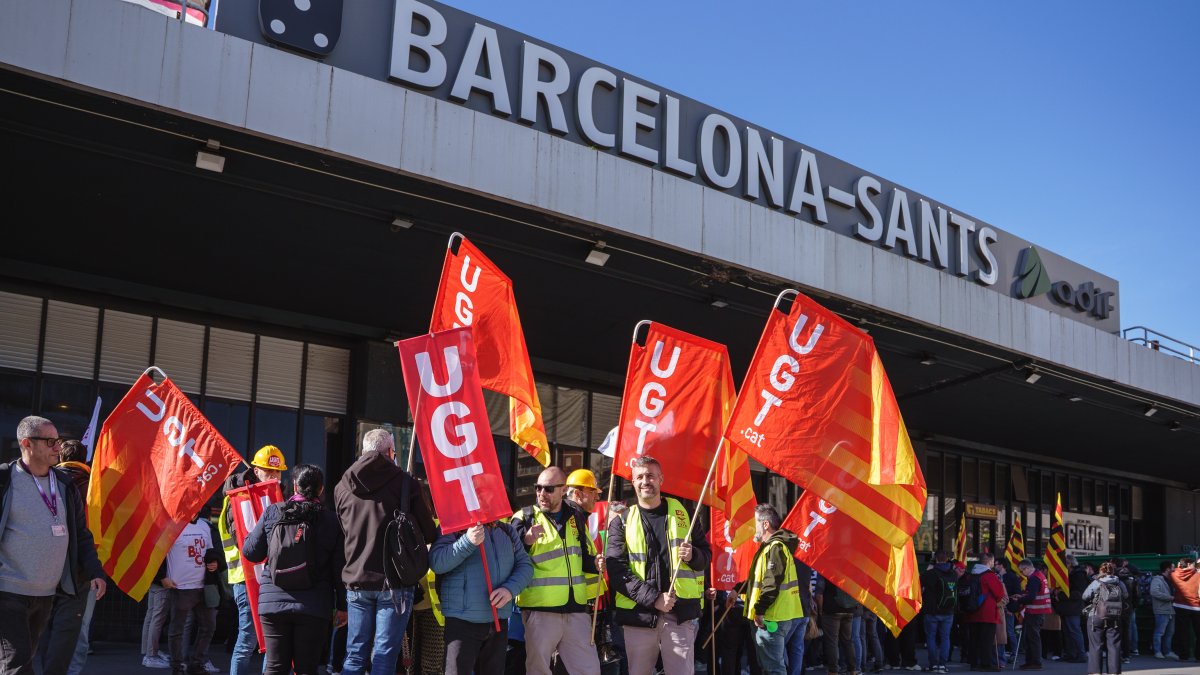 Un centenar de trabajadores de Renfe se han concentrado ante la Estació de Sants de Barcelona