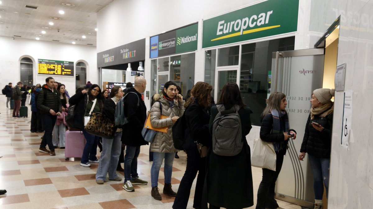 Cola de usuarios afectados por la suspensión del Avant entre Lleida y Barcelona delante de la oficina de atención al cliente en la estación de Lleida-Prineus