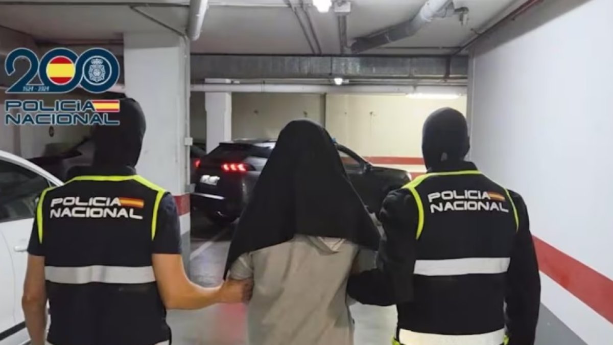 Agentes de la Policía Nacional trasladan al presunto yihadista