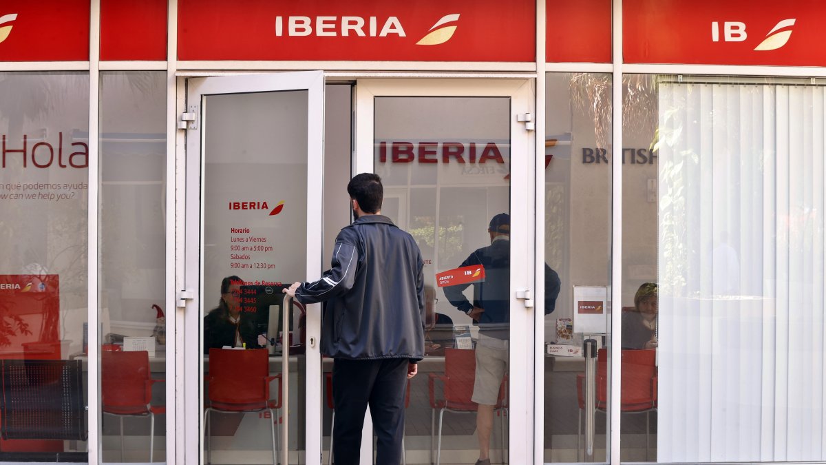 Una persona ingresa a una oficina de la aerolínea Iberia este lunes, en La Habana (Cuba)