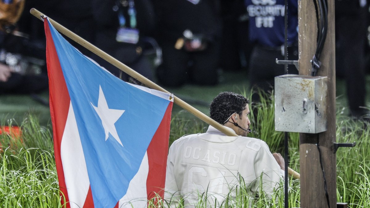 Bad Bunny con la bandera de Puerto Rico durante su actuación en la Super Bowl