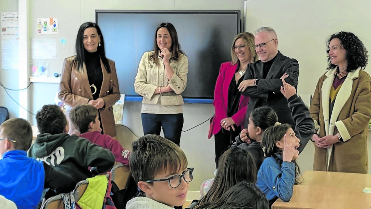 La consellera de Educació, Esther Niubó, junto al alcalde, en una visita reciente a Salou