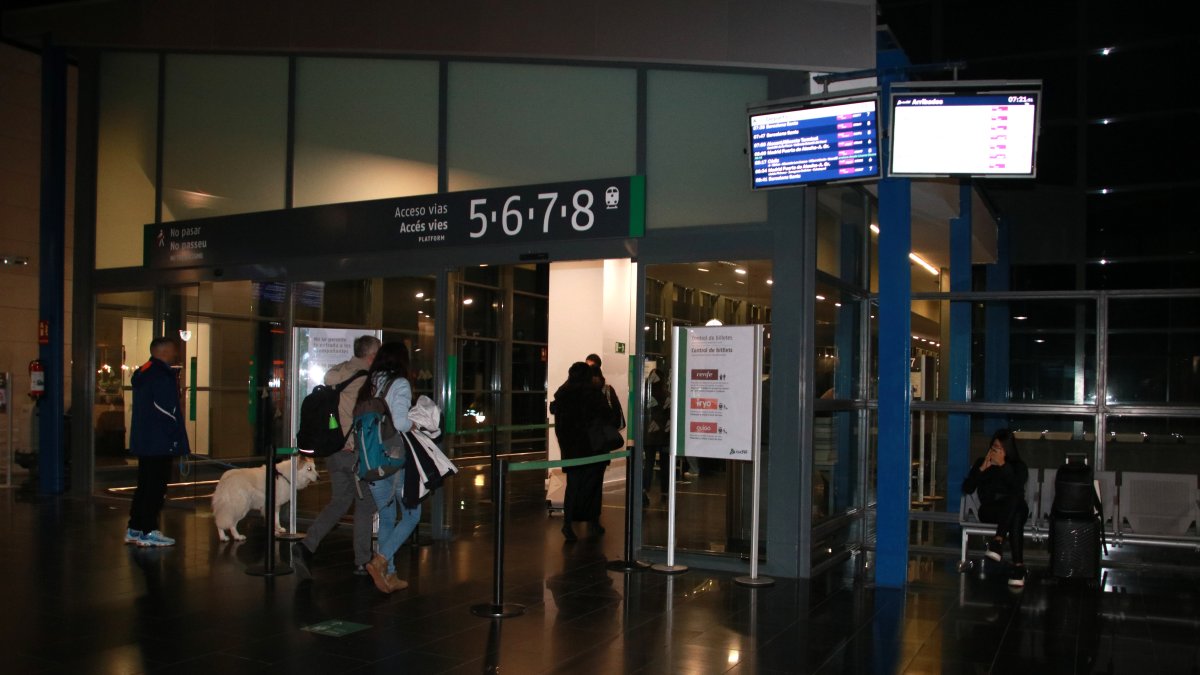 Usuarios entrando en el acceso de la estación del Camp de Tarragona a primera hora de la mañana para coger un tren de alta velocidad